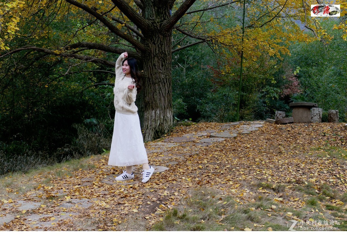 端酒壺的妙齡女郎