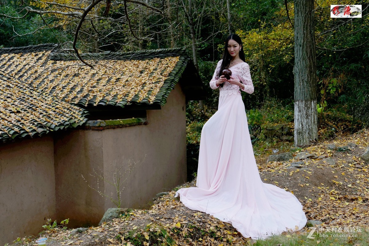 端酒壺的妙齡女郎