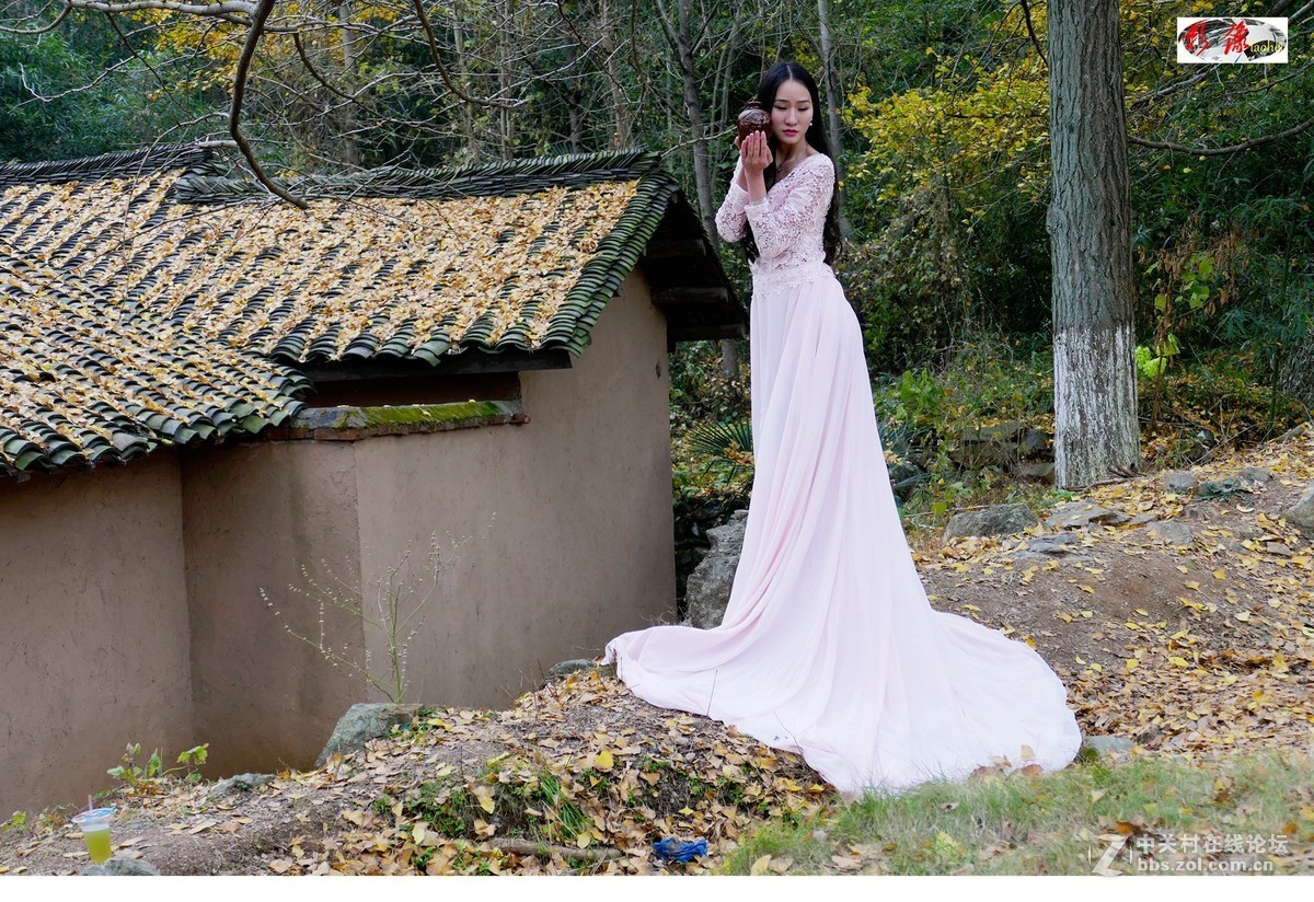 端酒壺的妙齡女郎