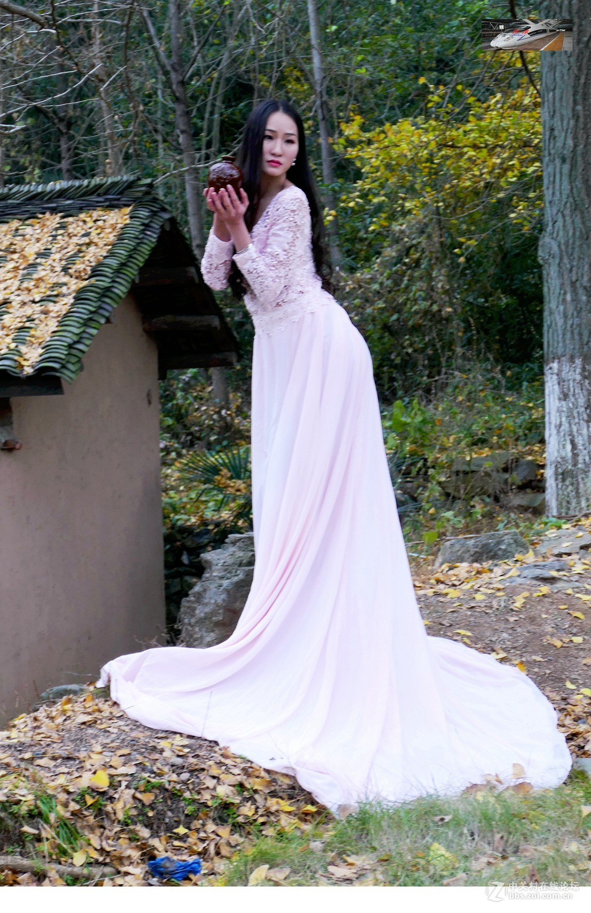 端酒壺的妙齡女郎