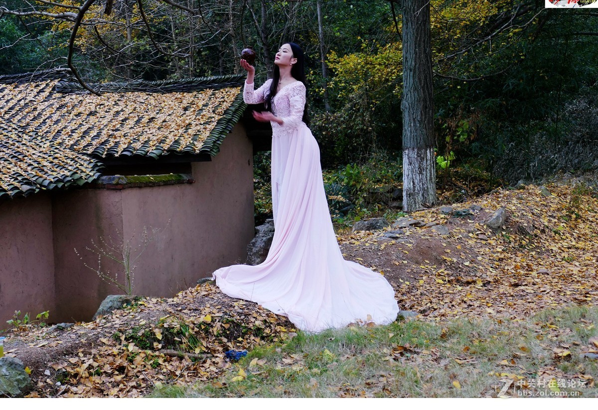 端酒壺的妙齡女郎