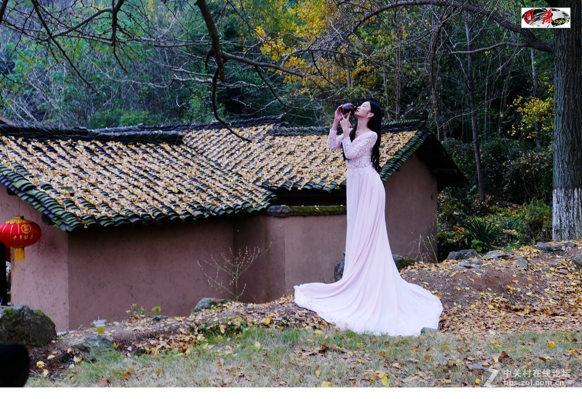 端酒壺的妙齡女郎