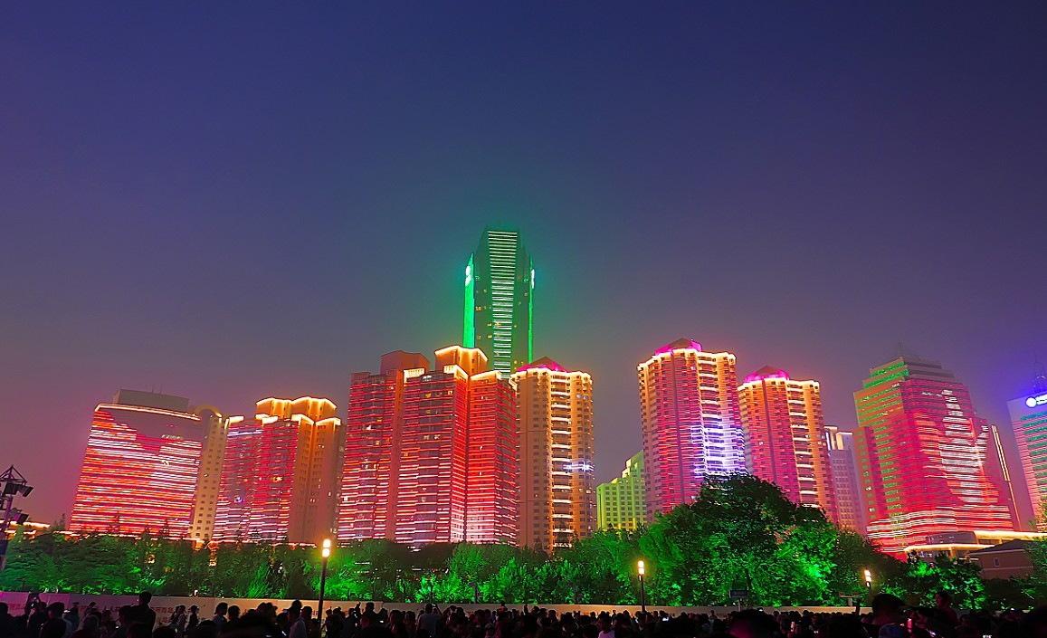 大雾下的红彤彤的《夜景》映红了天空，好像空气在燃烧！哈哈！！