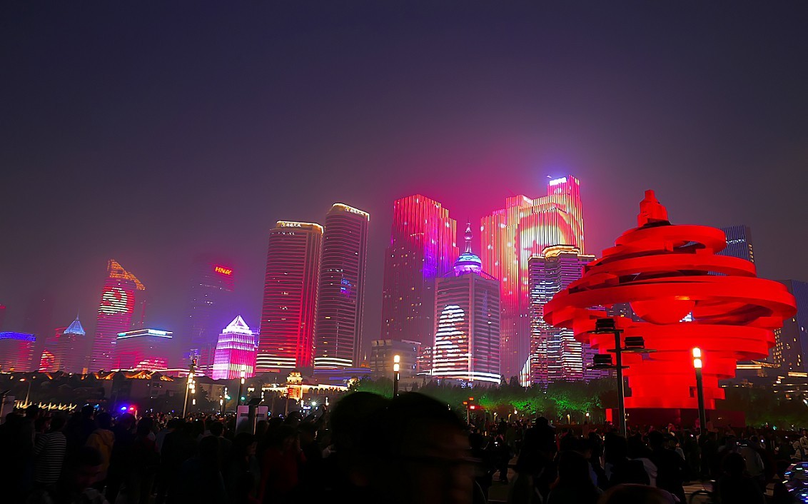 大雾下的红彤彤的《夜景》映红了天空，好像空气在燃烧！哈哈！！