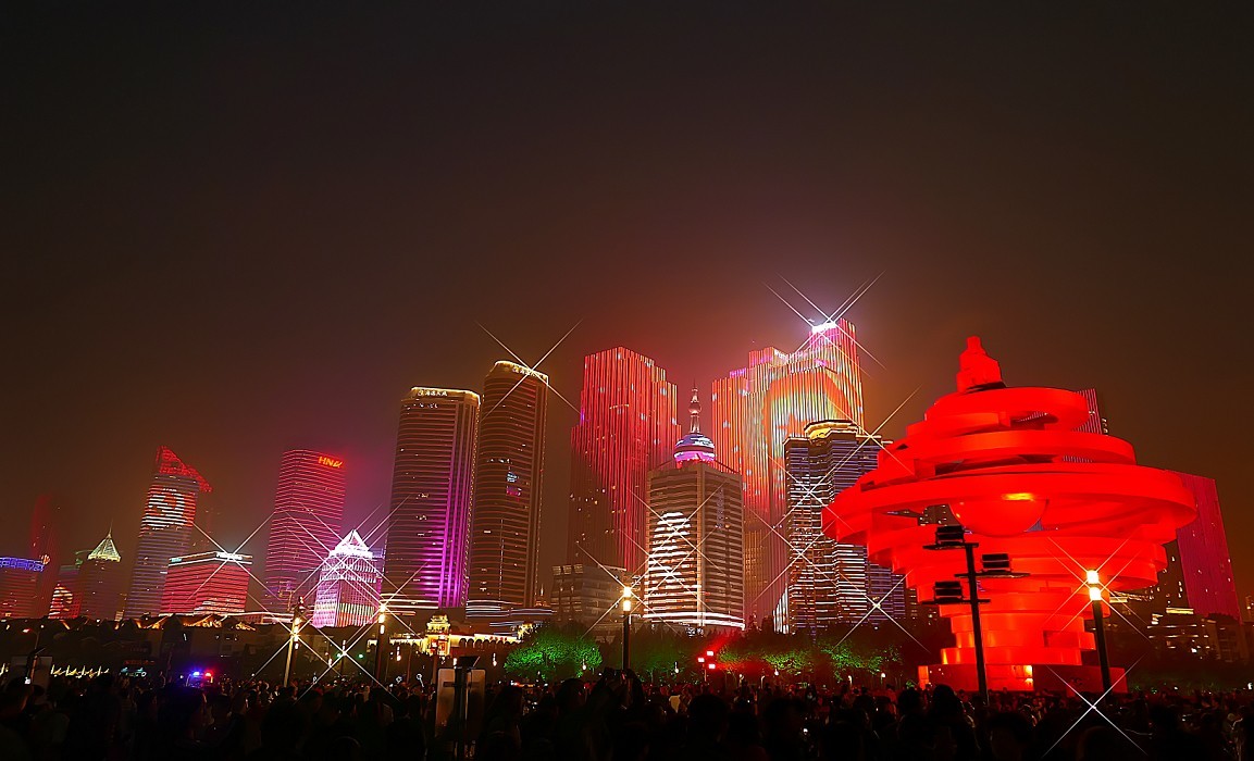 大雾下的红彤彤的《夜景》映红了天空，好像空气在燃烧！哈哈！！