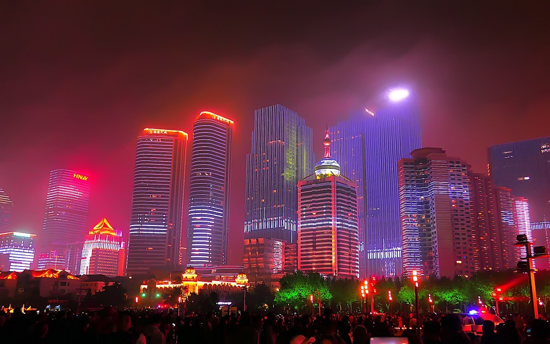 大雾下的红彤彤的《夜景》映红了天空，好像空气在燃烧！哈哈！！