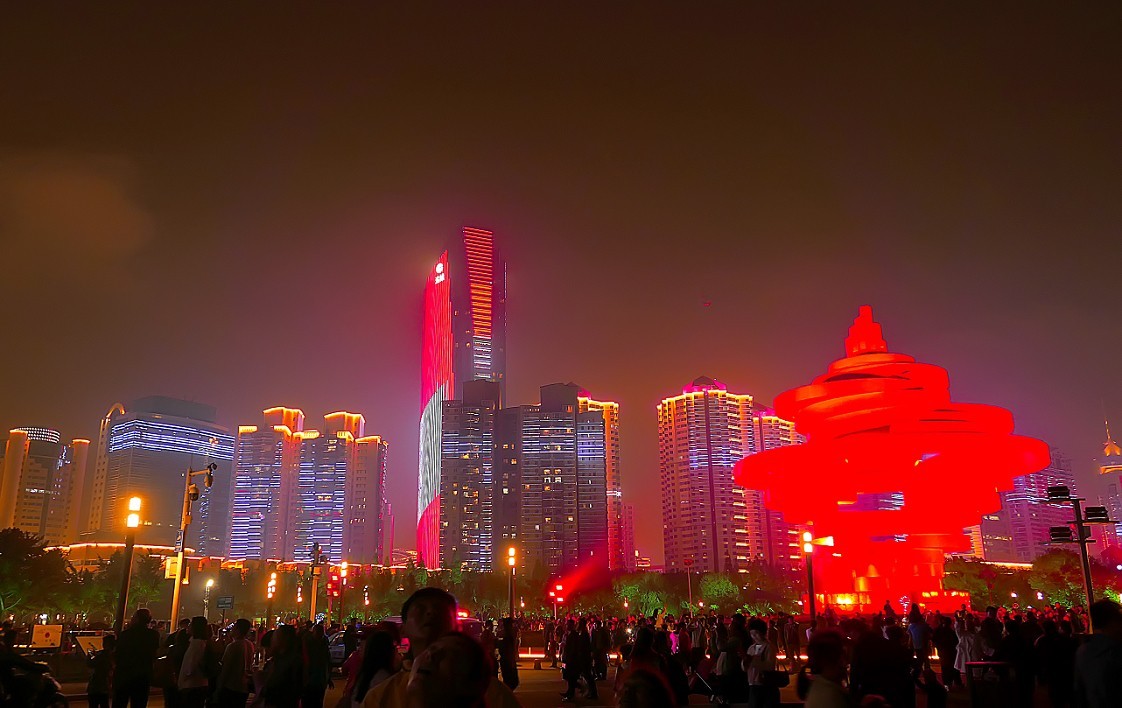 大雾下的红彤彤的《夜景》映红了天空，好像空气在燃烧！哈哈！！