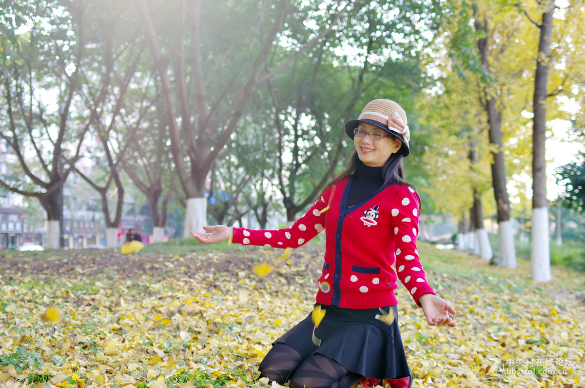 银杏树下的美女