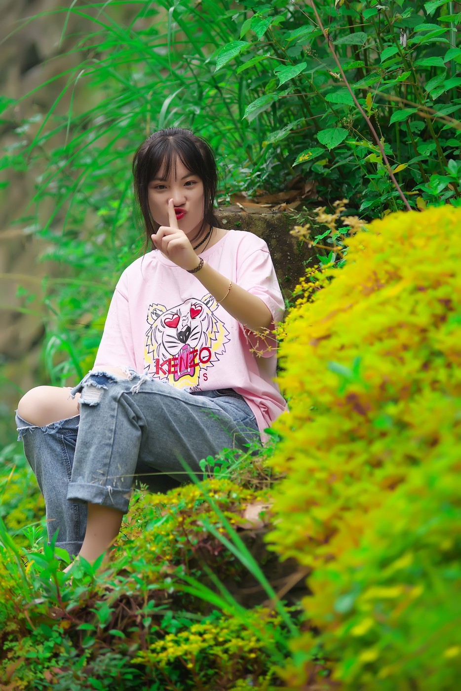 坐在山坡上的小姑娘【佛岭水库外拍】