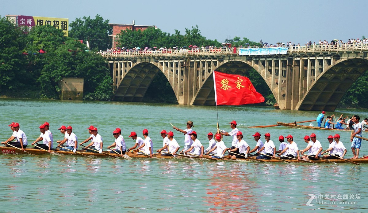 龙舟赛前热身一一乐平蒋湾乡村民龙舟竞渡活动且有直升机空中安保