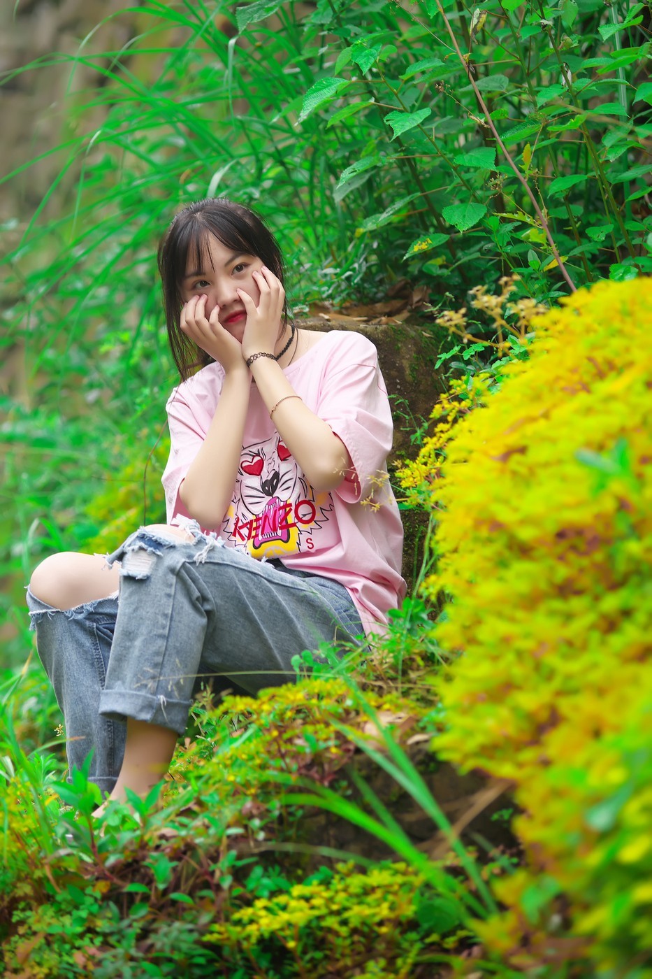 坐在山坡上的小姑娘【佛岭水库外拍】