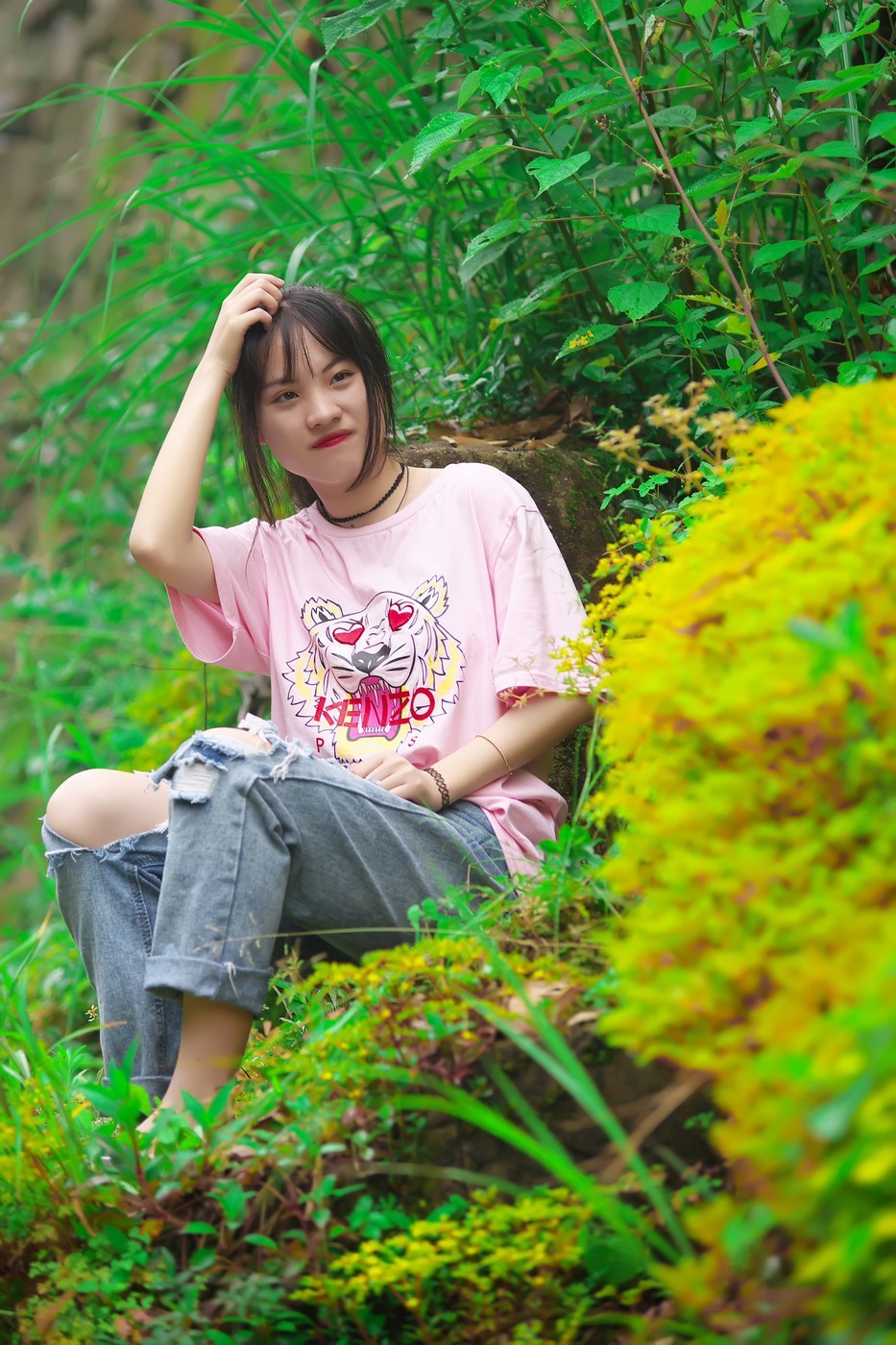 坐在山坡上的小姑娘【佛岭水库外拍】