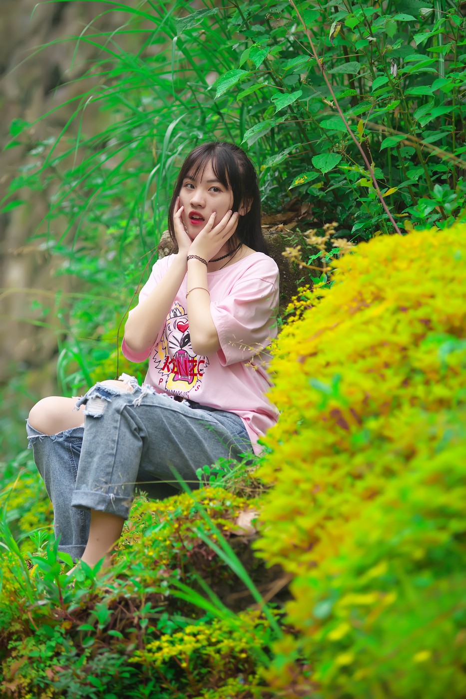 坐在山坡上的小姑娘【佛岭水库外拍】