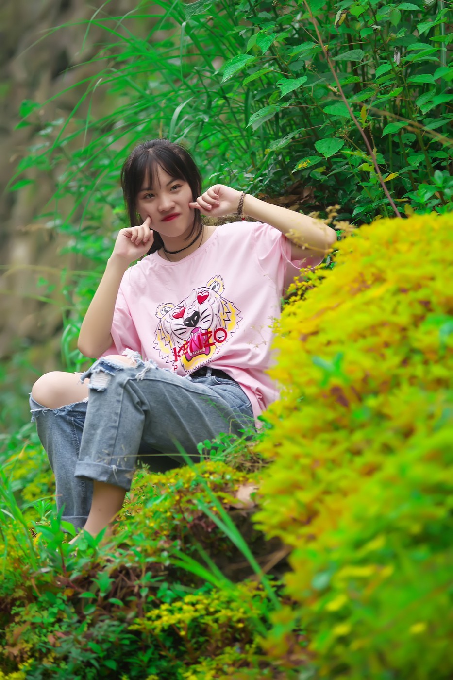 坐在山坡上的小姑娘【佛岭水库外拍】