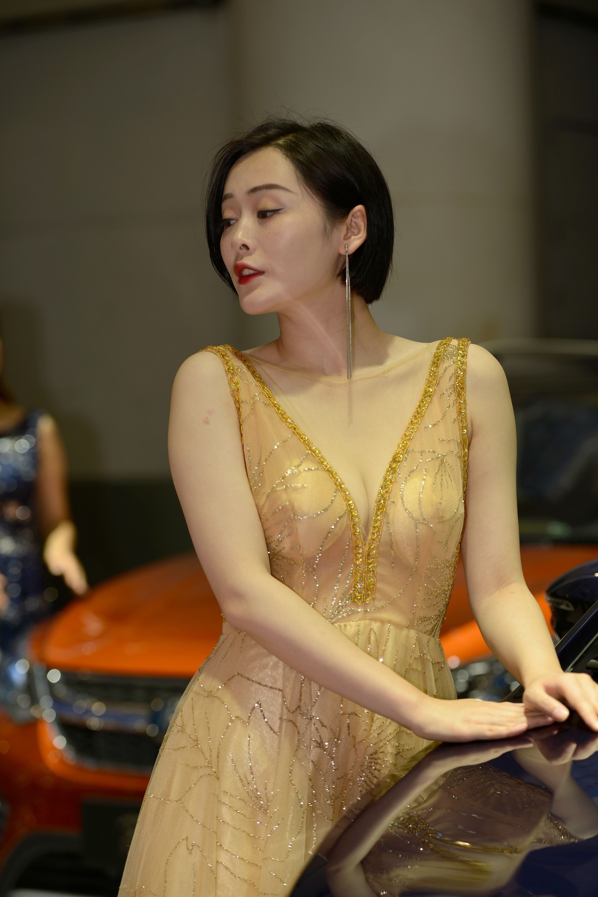 车展上的华服与素装