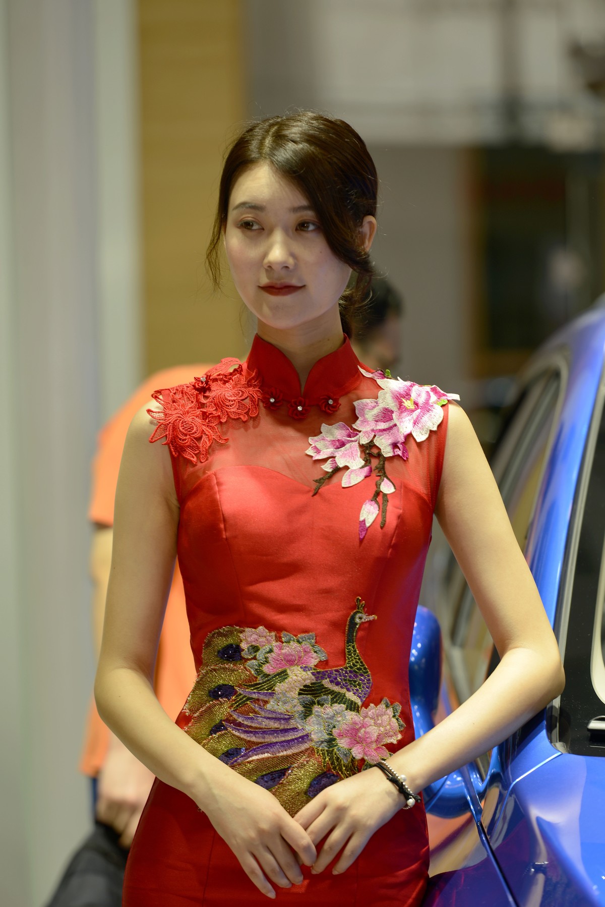 车展上的华服与素装