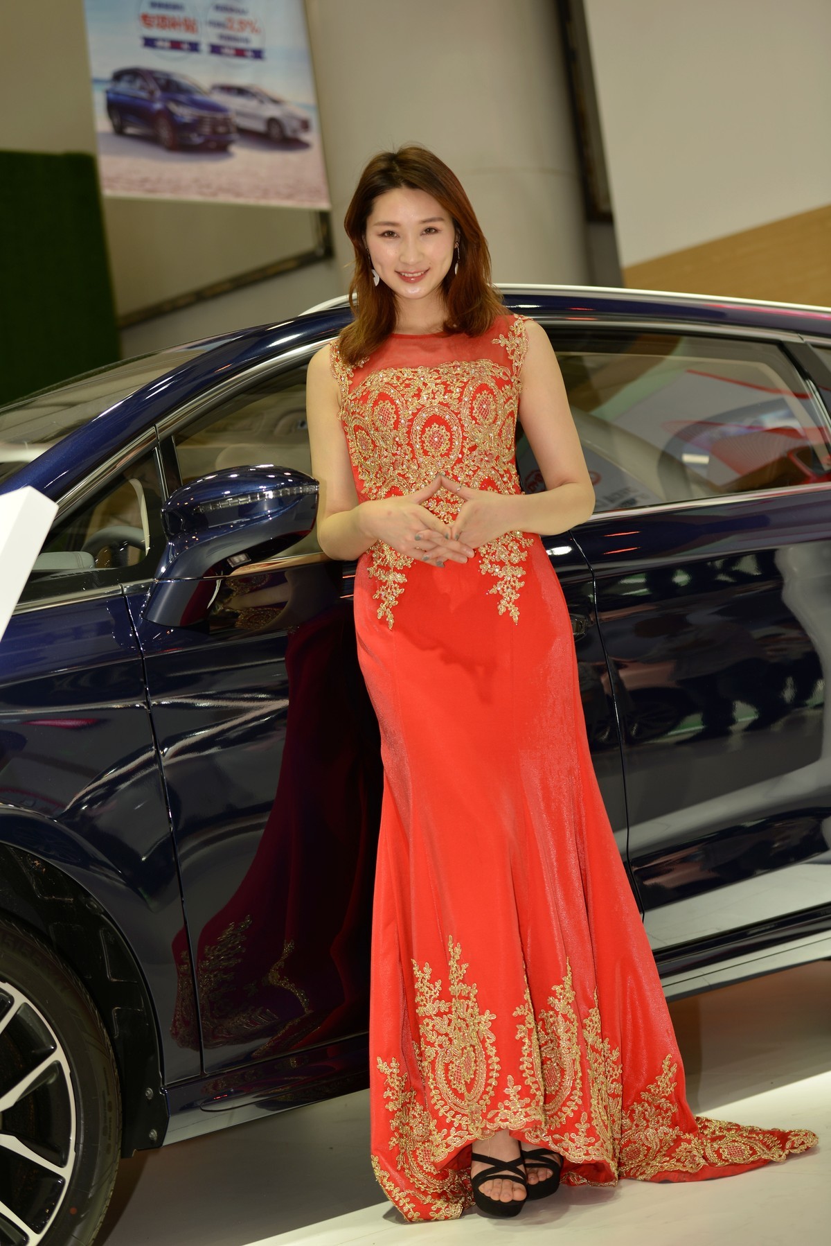 车展上的华服与素装