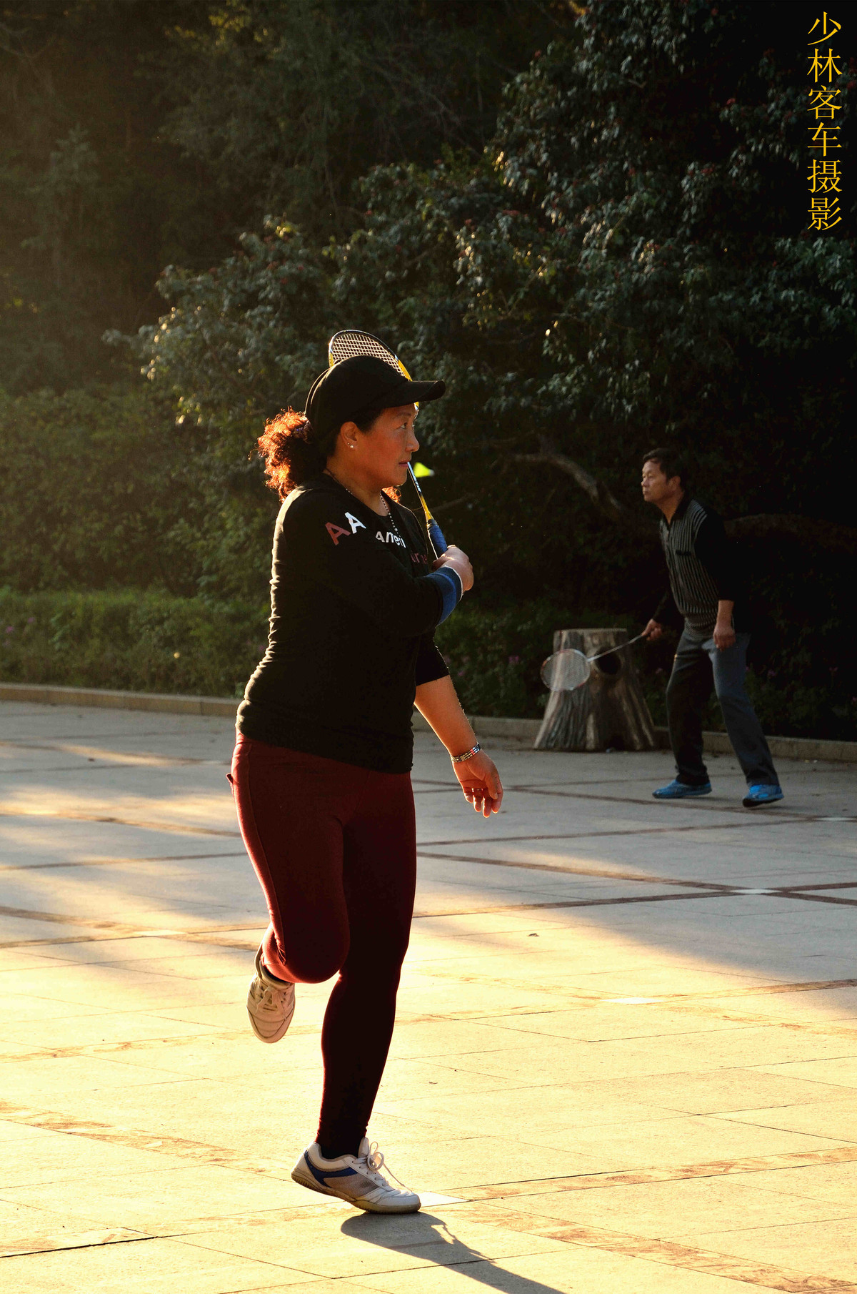 打羽毛球的两个中年妇女