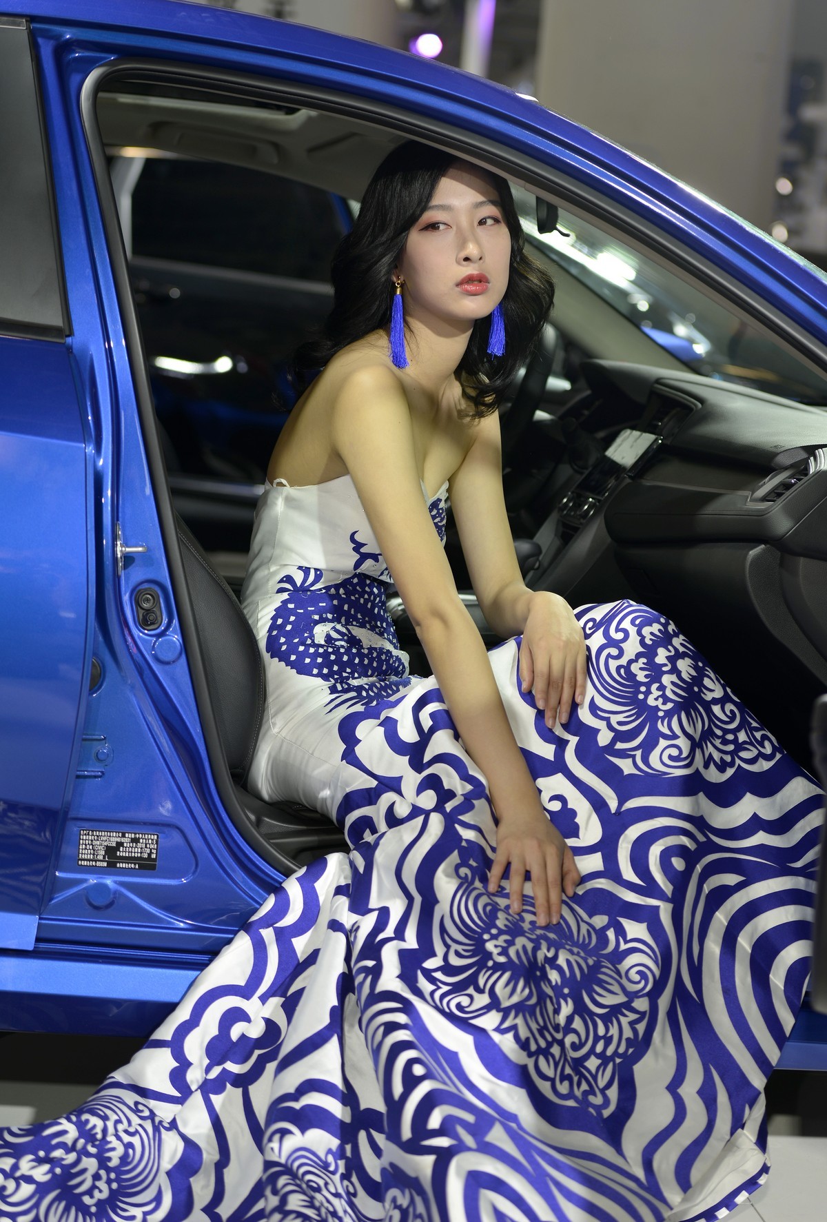 车展上的华服与素装