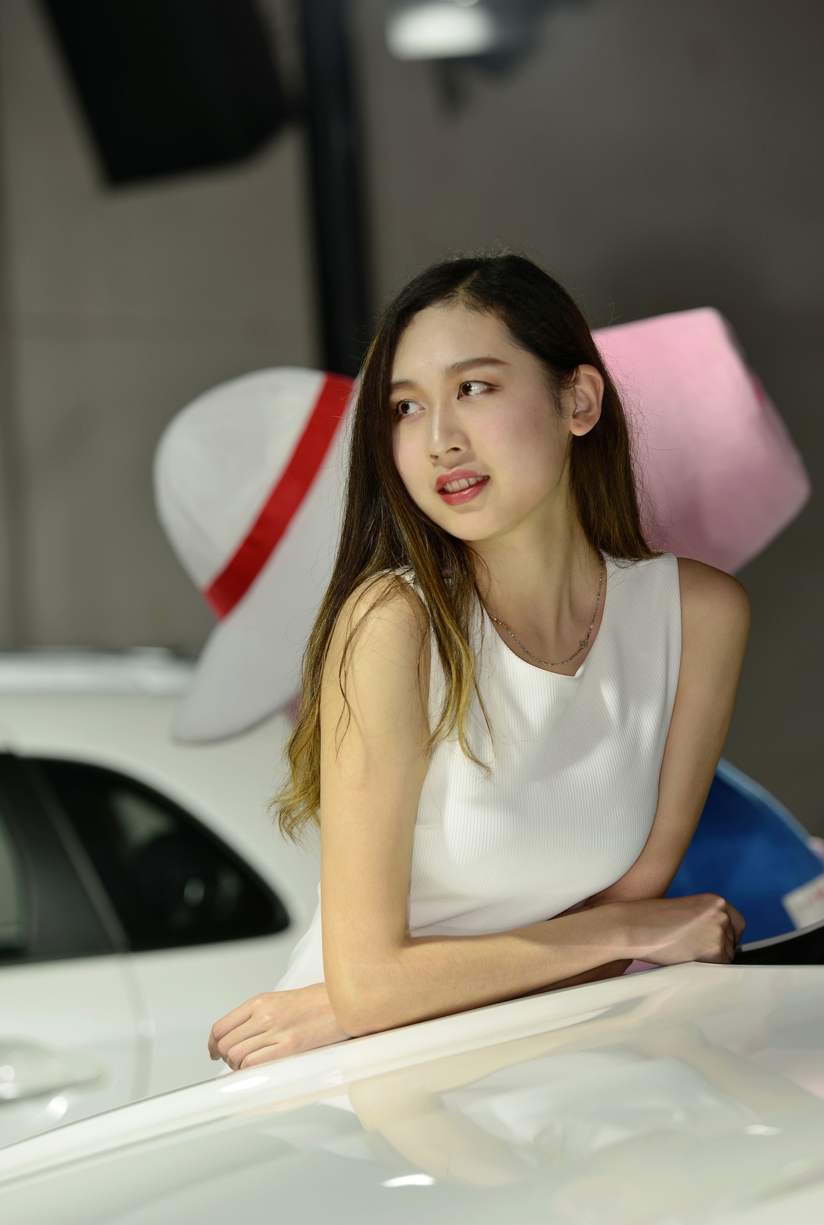 车展上的华服与素装