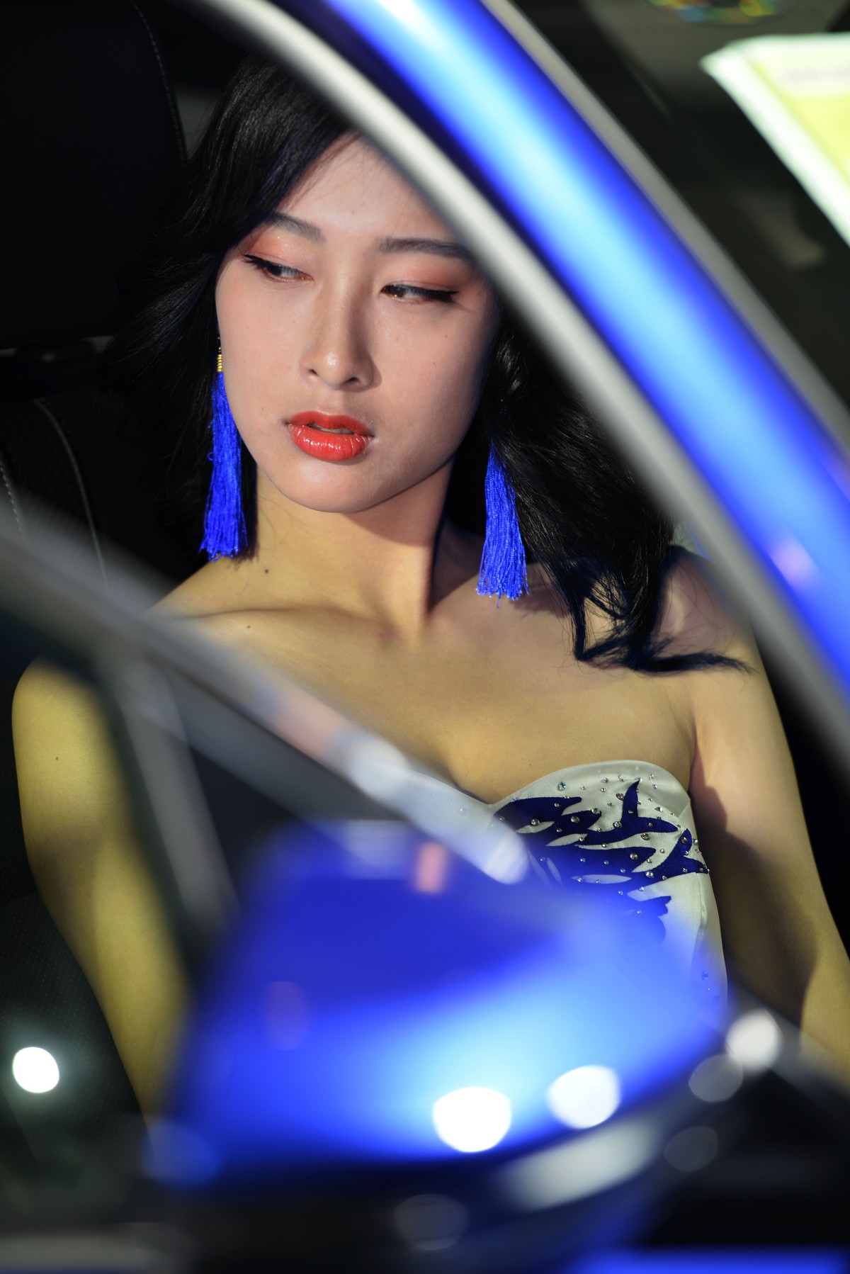 车展上的华服与素装