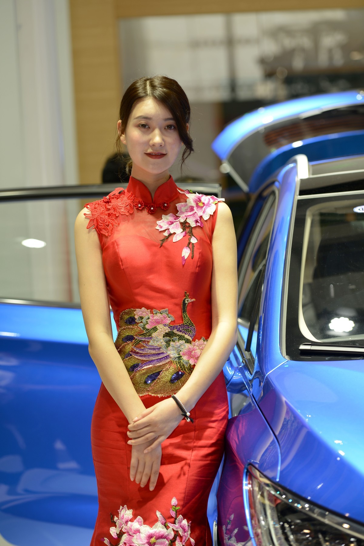 车展上的华服与素装