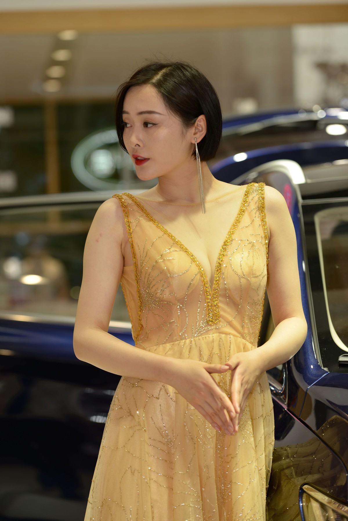 车展上的华服与素装