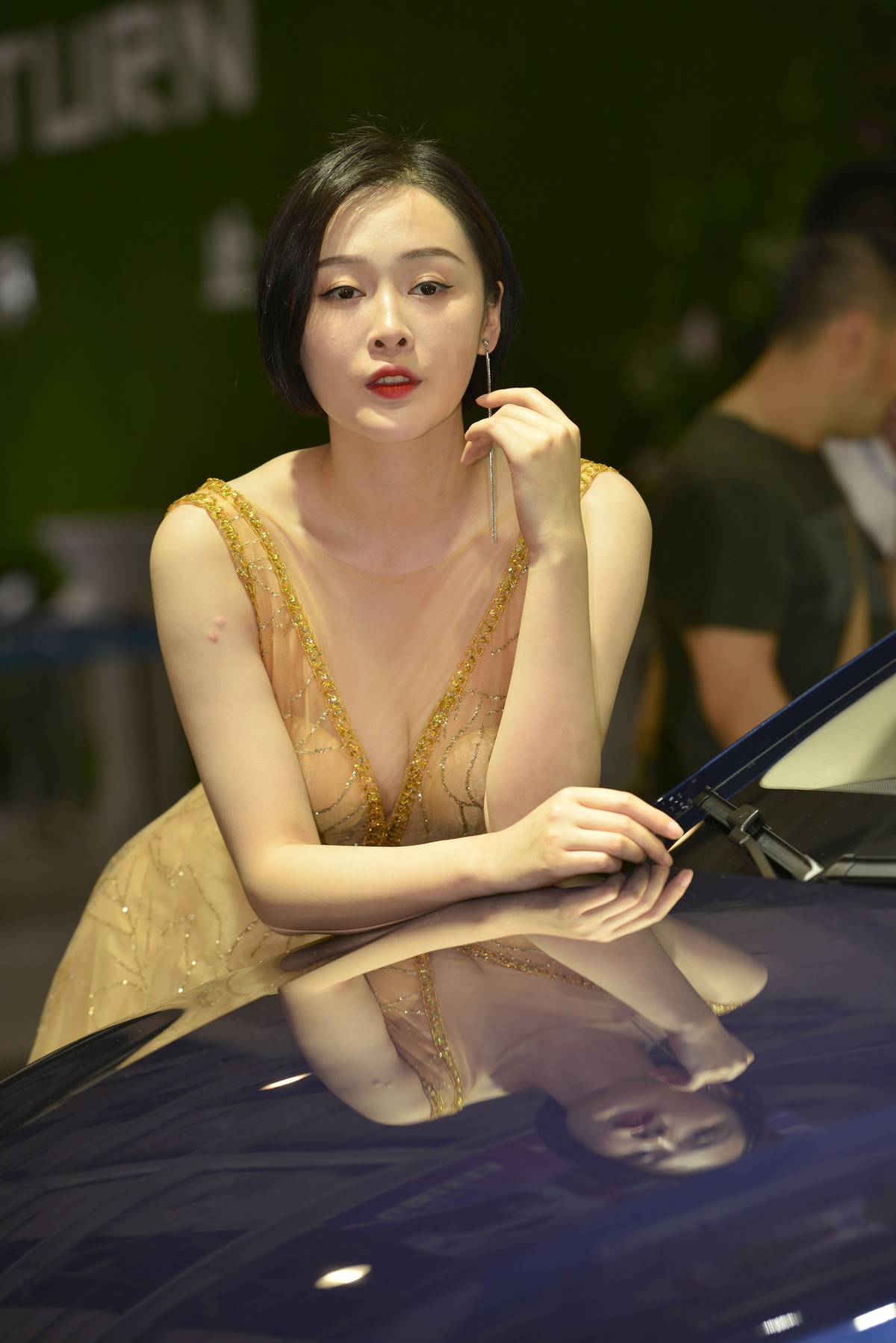 车展上的华服与素装