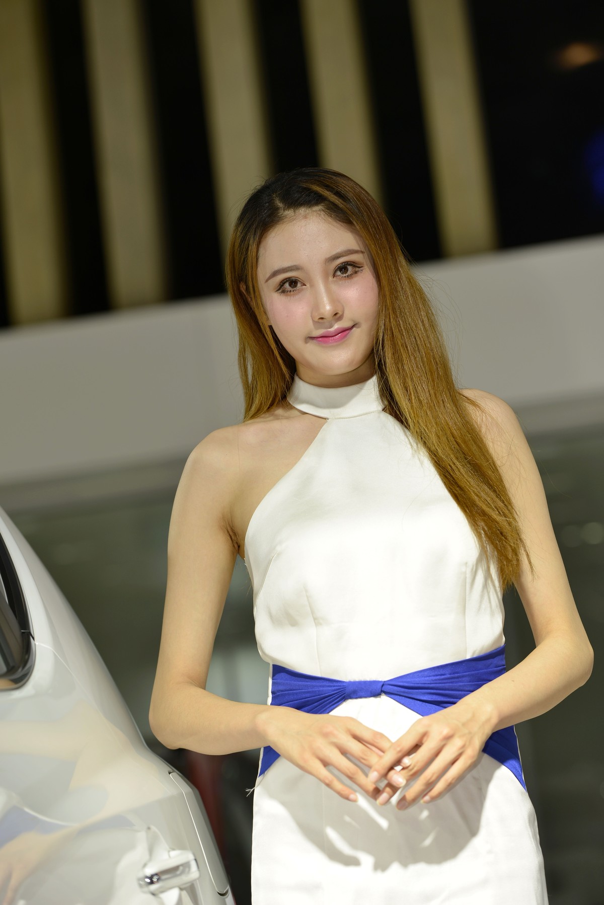 车展上的华服与素装