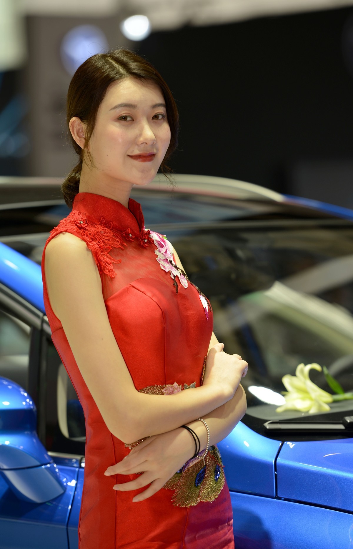 车展上的华服与素装