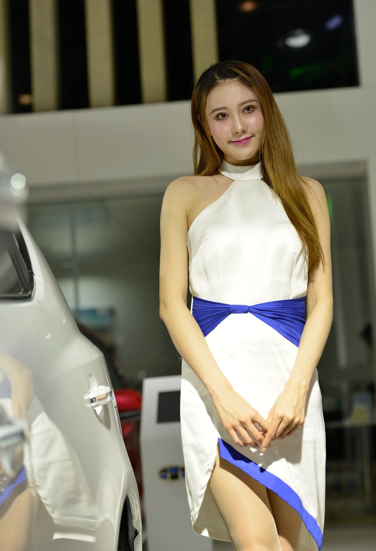 车展上的华服与素装