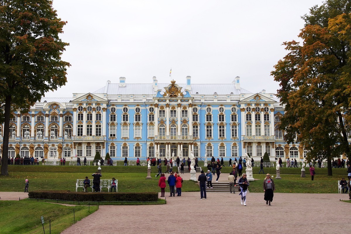 俄罗斯～叶卡捷林娜宫，始建于1717年，为彼得大帝一世的妻子叶卡捷林娜而建的消夏别墅，巴洛克的华美，古典