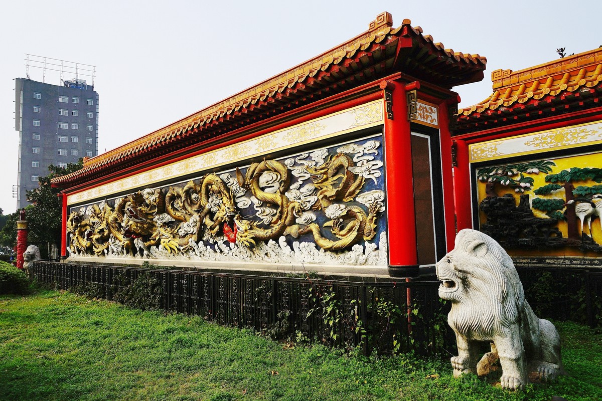 冬日印象红色的武汉湖滨花园