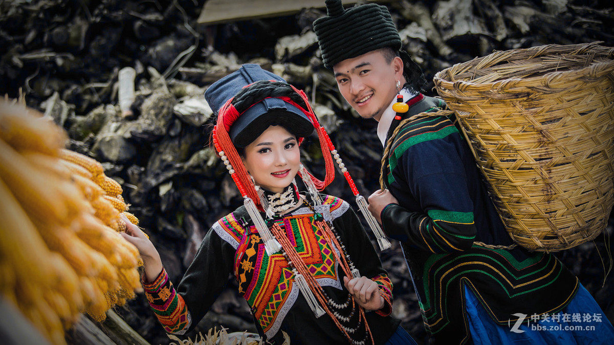 彝族青年恋人秀拍摄