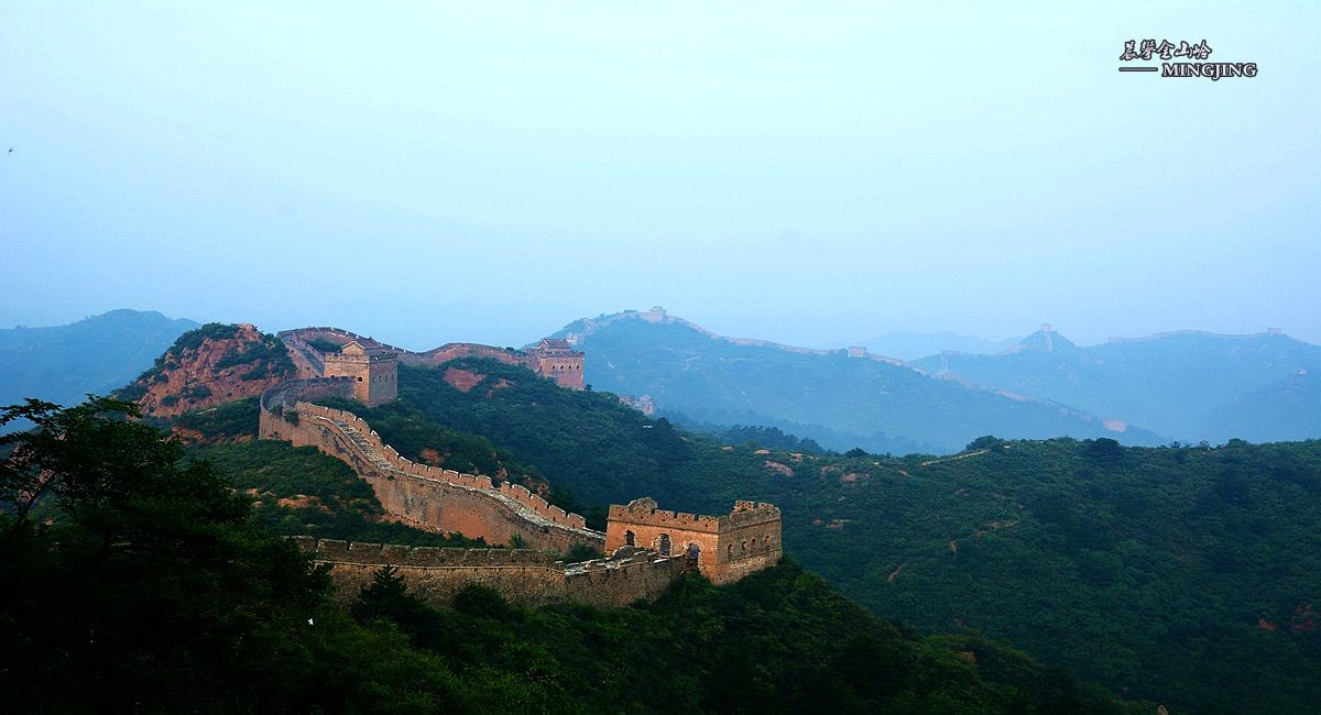 雾锁金山 ——   晨攀长城。