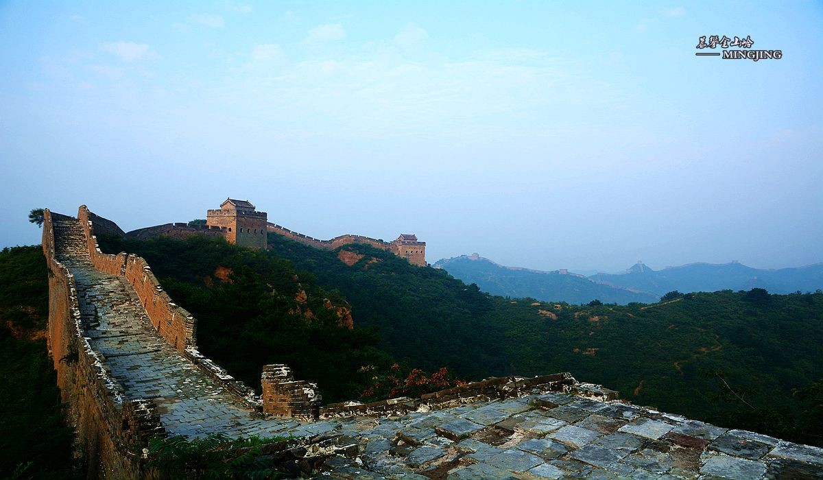 雾锁金山 ——   晨攀长城。