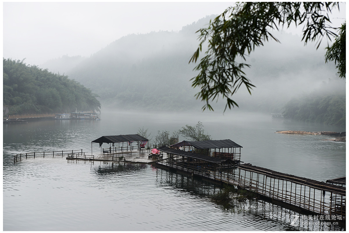 江上亭台烟雨中