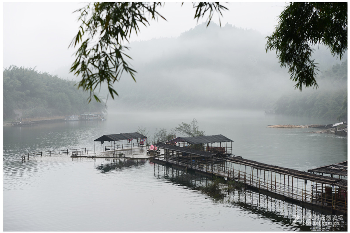 江上亭台烟雨中