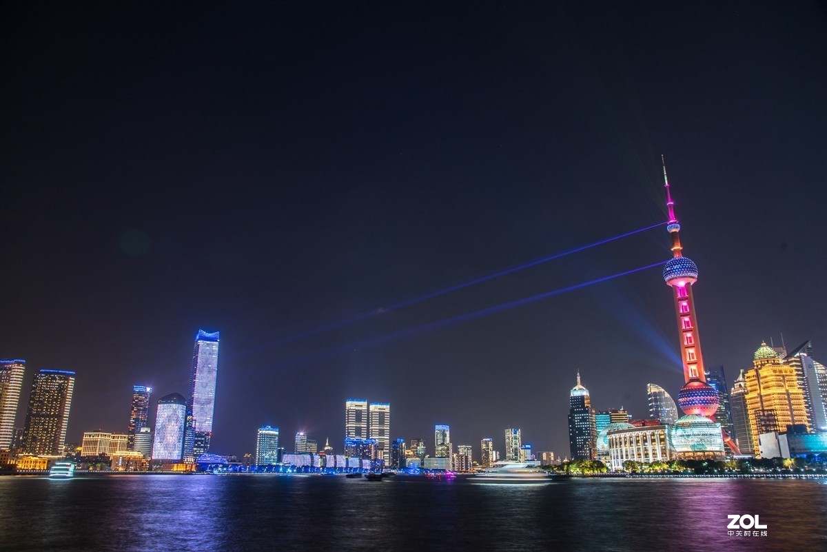 在上海外滩观看灯光秀