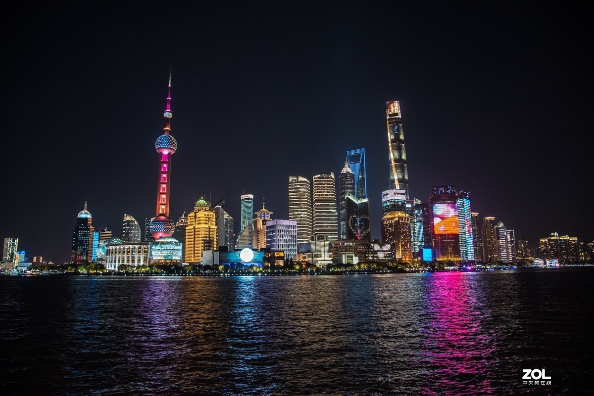 在上海外滩观看灯光秀