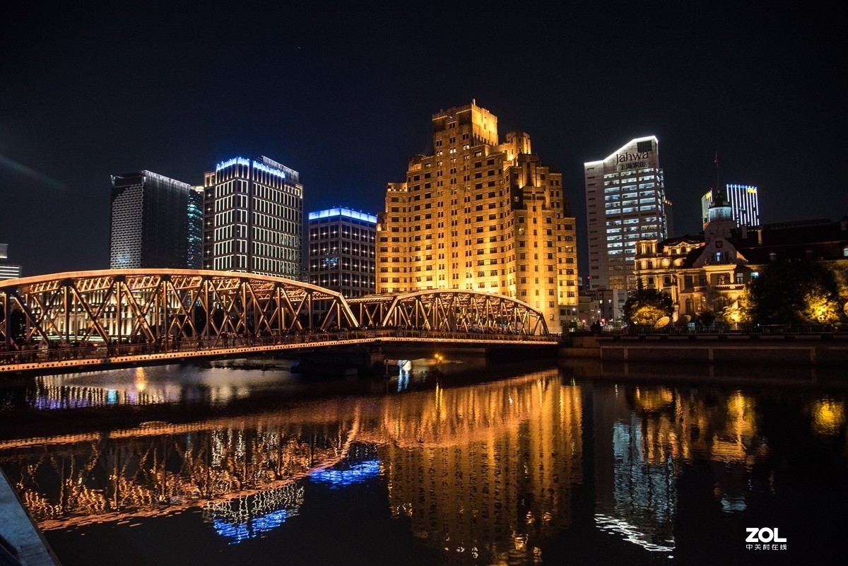 在上海外滩观看灯光秀