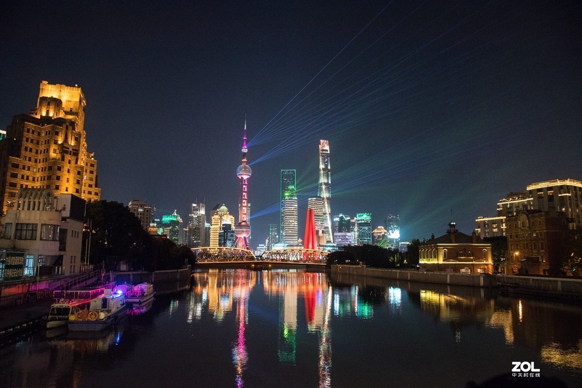 在上海外滩观看灯光秀