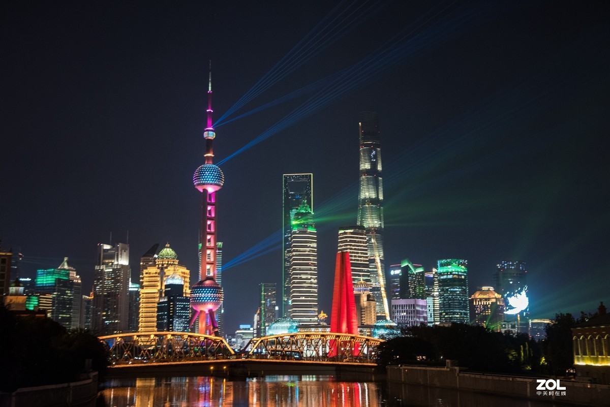 在上海外滩观看灯光秀