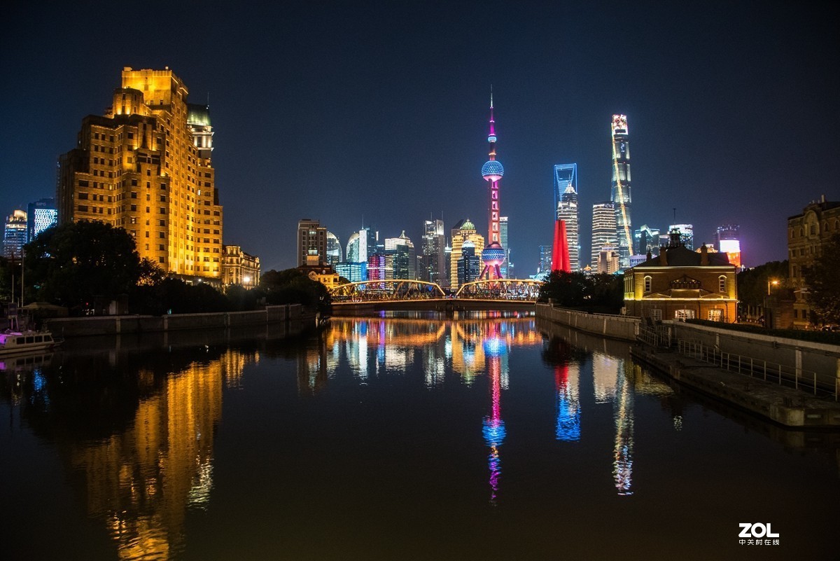 在上海外滩观看灯光秀