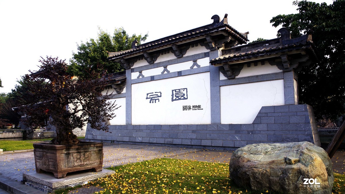 易园园林艺术博物馆位于成都金牛国宾馆旁边，这里“半村半廓”，有都市世外桃源之称。