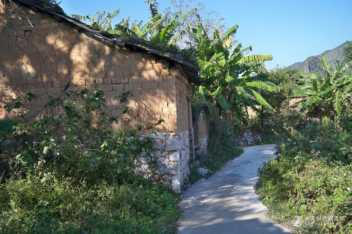 玻璃幕墙与泥砖墙