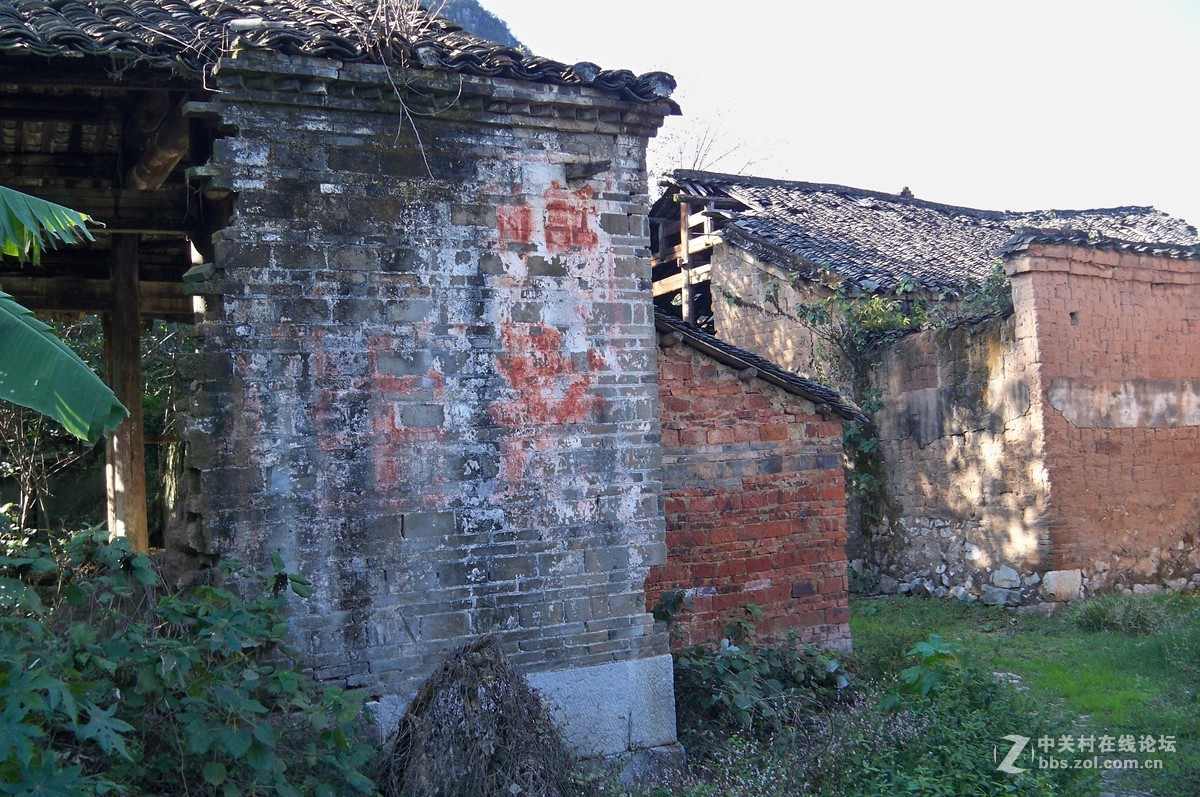 玻璃幕墙与泥砖墙