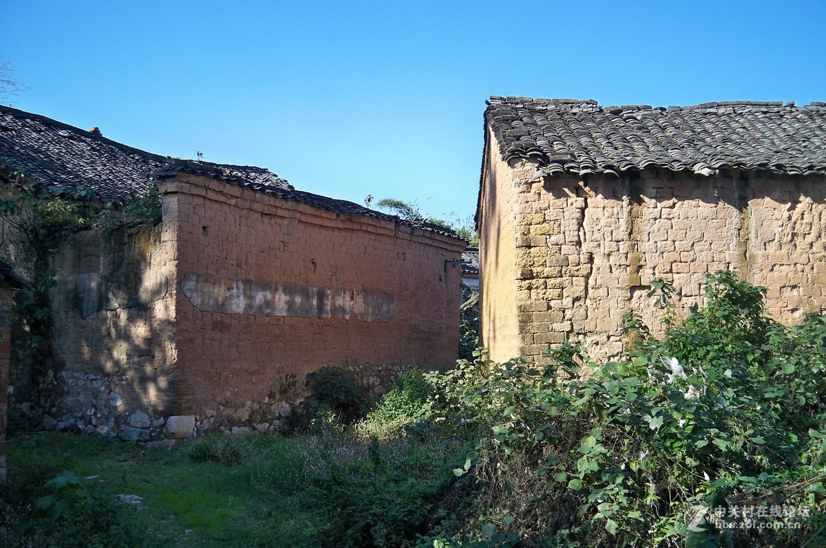 玻璃幕墙与泥砖墙