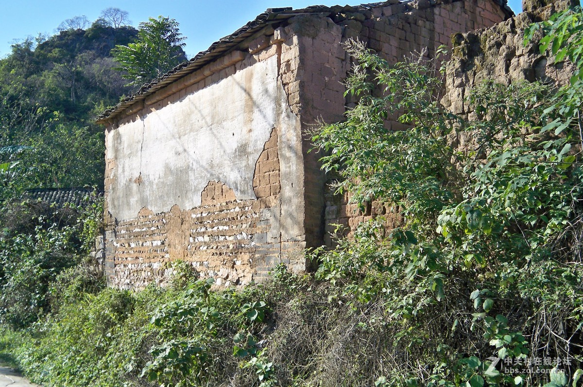 玻璃幕墙与泥砖墙