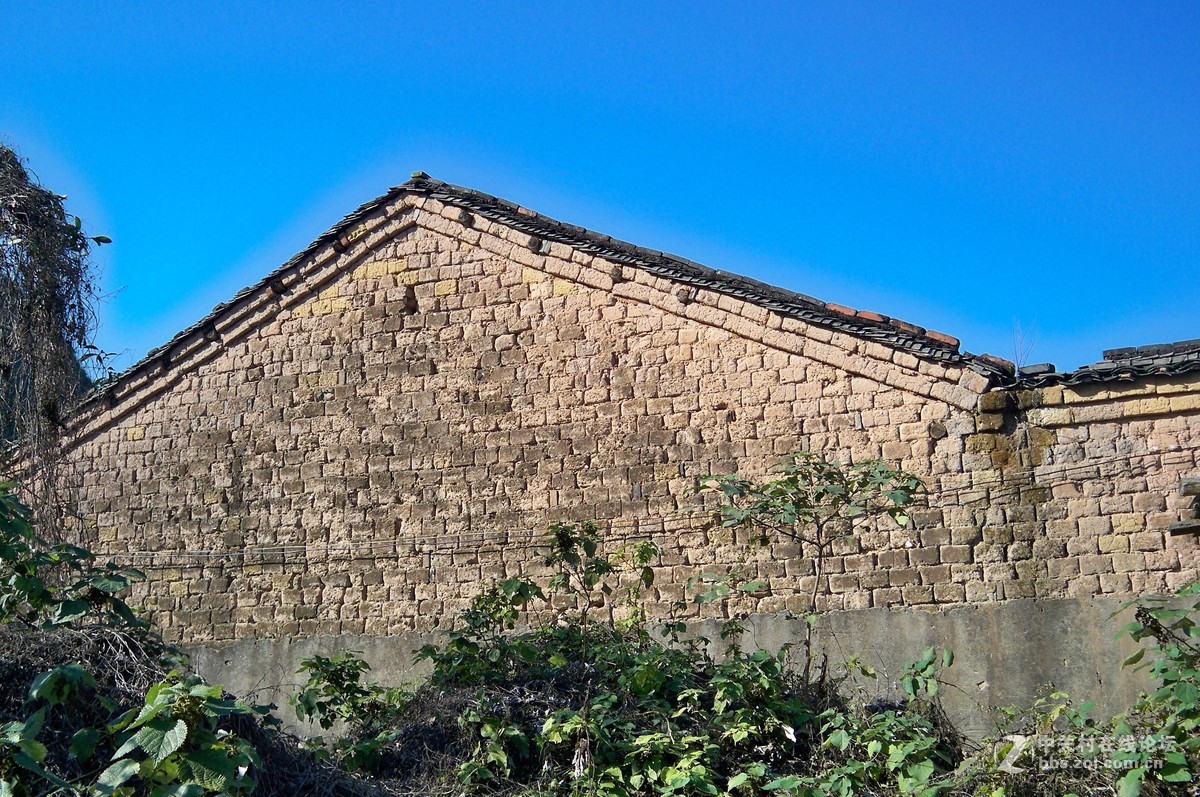 玻璃幕墙与泥砖墙